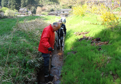 農用地水路の泥上げ作業の様子